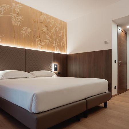Hotel Pineta Busto Arsizio Kültér fotó