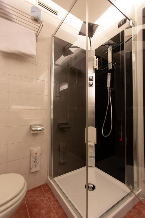 Hotel Pineta Busto Arsizio Kültér fotó