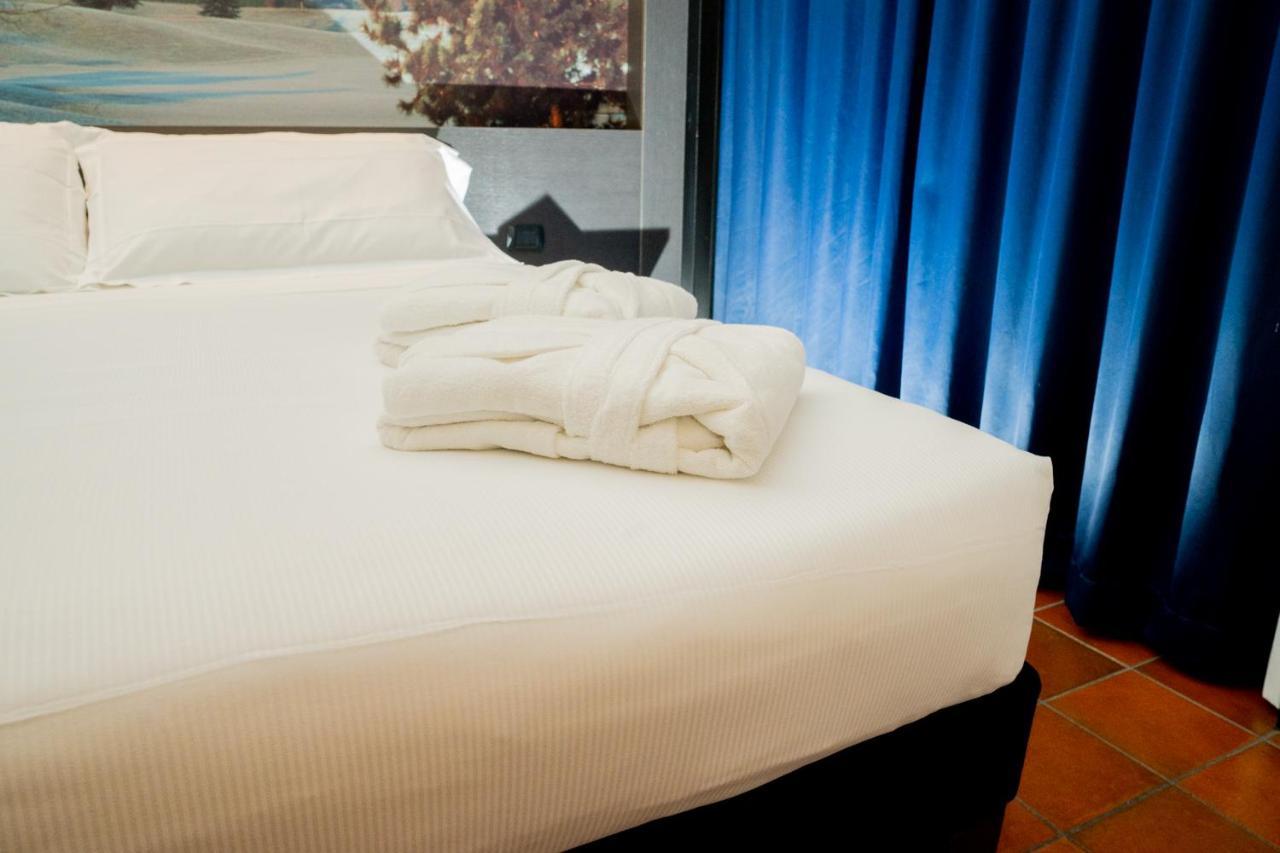 Hotel Pineta Busto Arsizio Kültér fotó