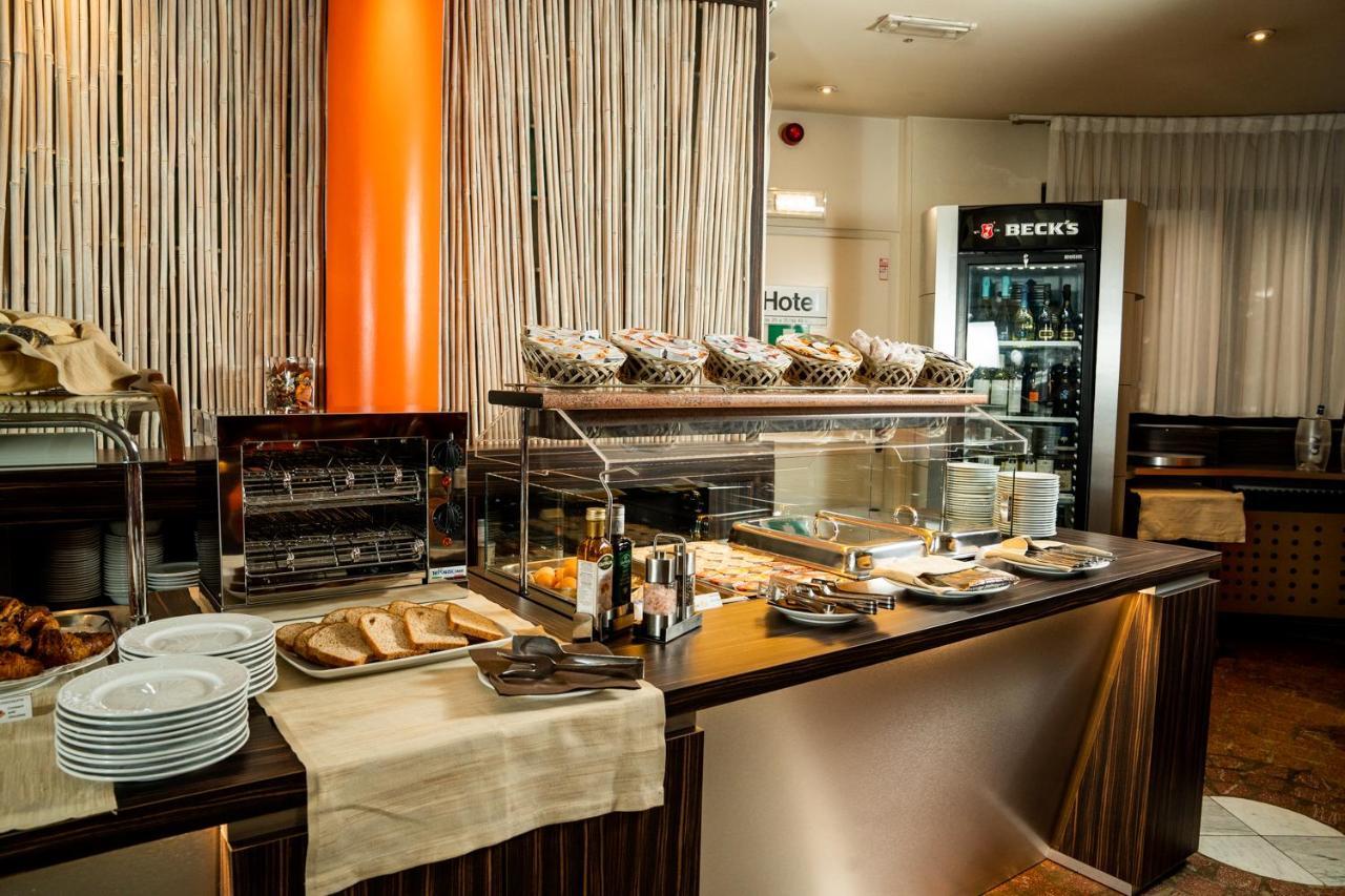 Hotel Pineta Busto Arsizio Kültér fotó