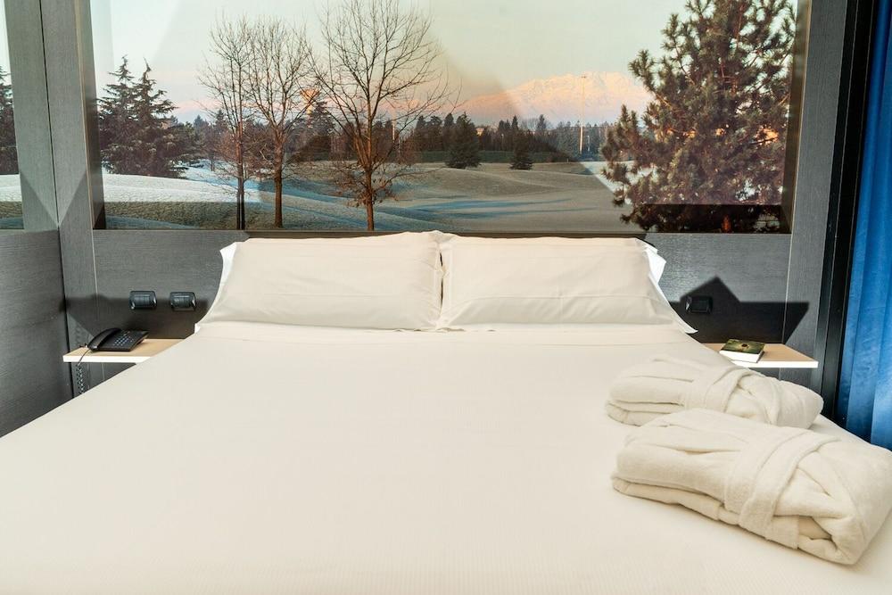 Hotel Pineta Busto Arsizio Kültér fotó