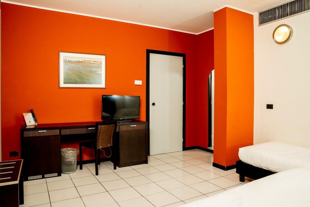Hotel Pineta Busto Arsizio Kültér fotó
